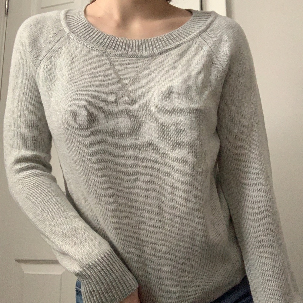 Gap Gray Basic Sweater ❄️ - Picture 2 of 4